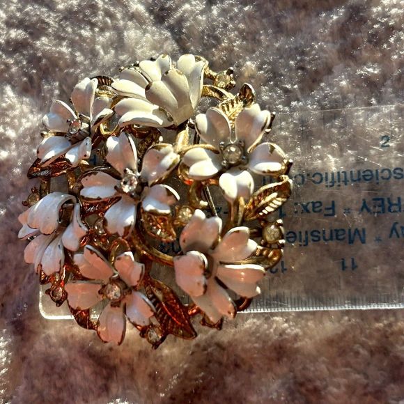 50s Crown Trifari Fleurette Pin Brooch White Enamel Flowers Gold Tone Rare - Picture 6 of 8